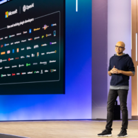 Satya Nadella stellt die Plug-in-Architektur für den Microsoft Copilot vor.